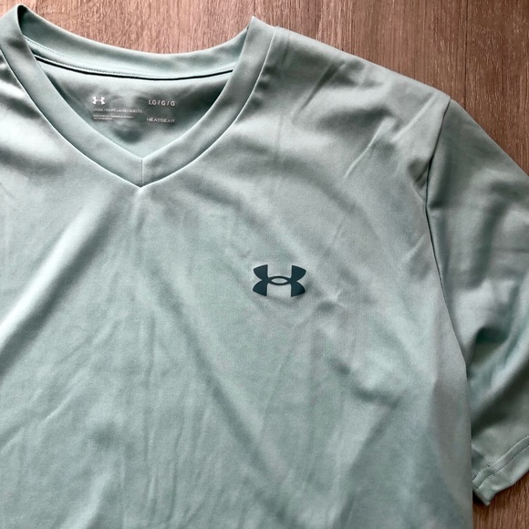 Under Armour, V-Neck, LRG, Like New - Picture 2 of 4